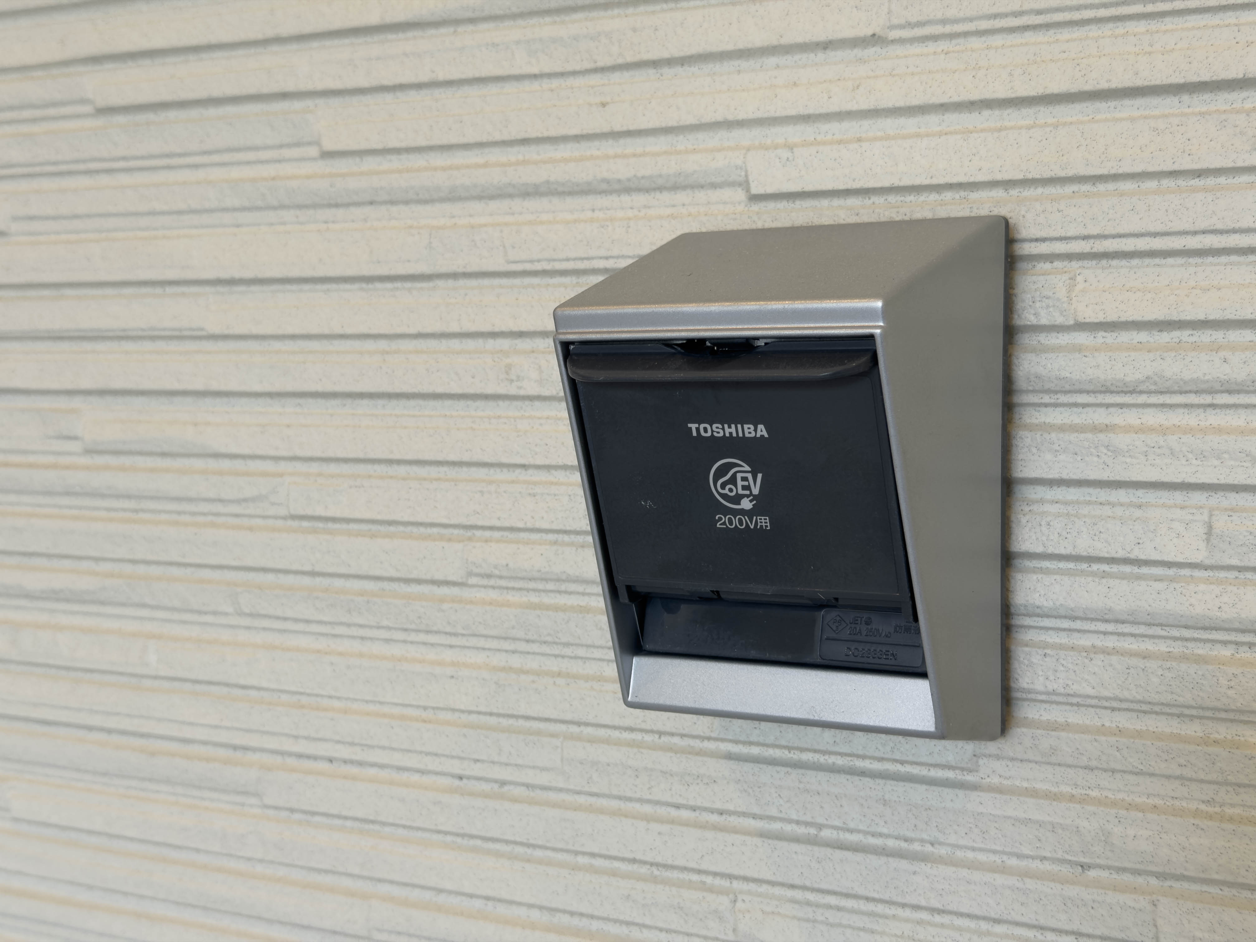 EV車専用の充電コンセントもガレージ内に標準装備
 loading=