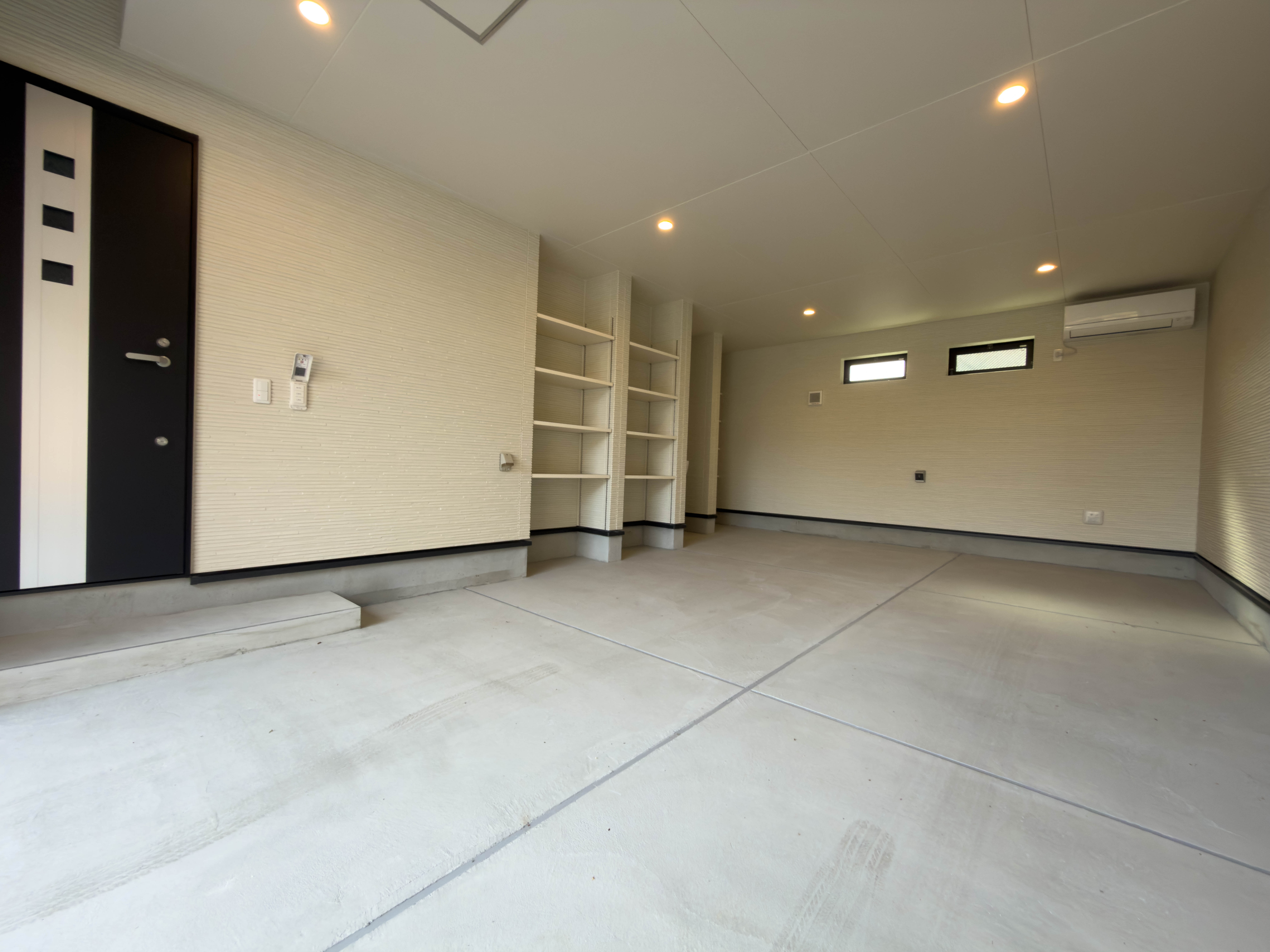 奥行き6.8mのガレージスペース
 loading=