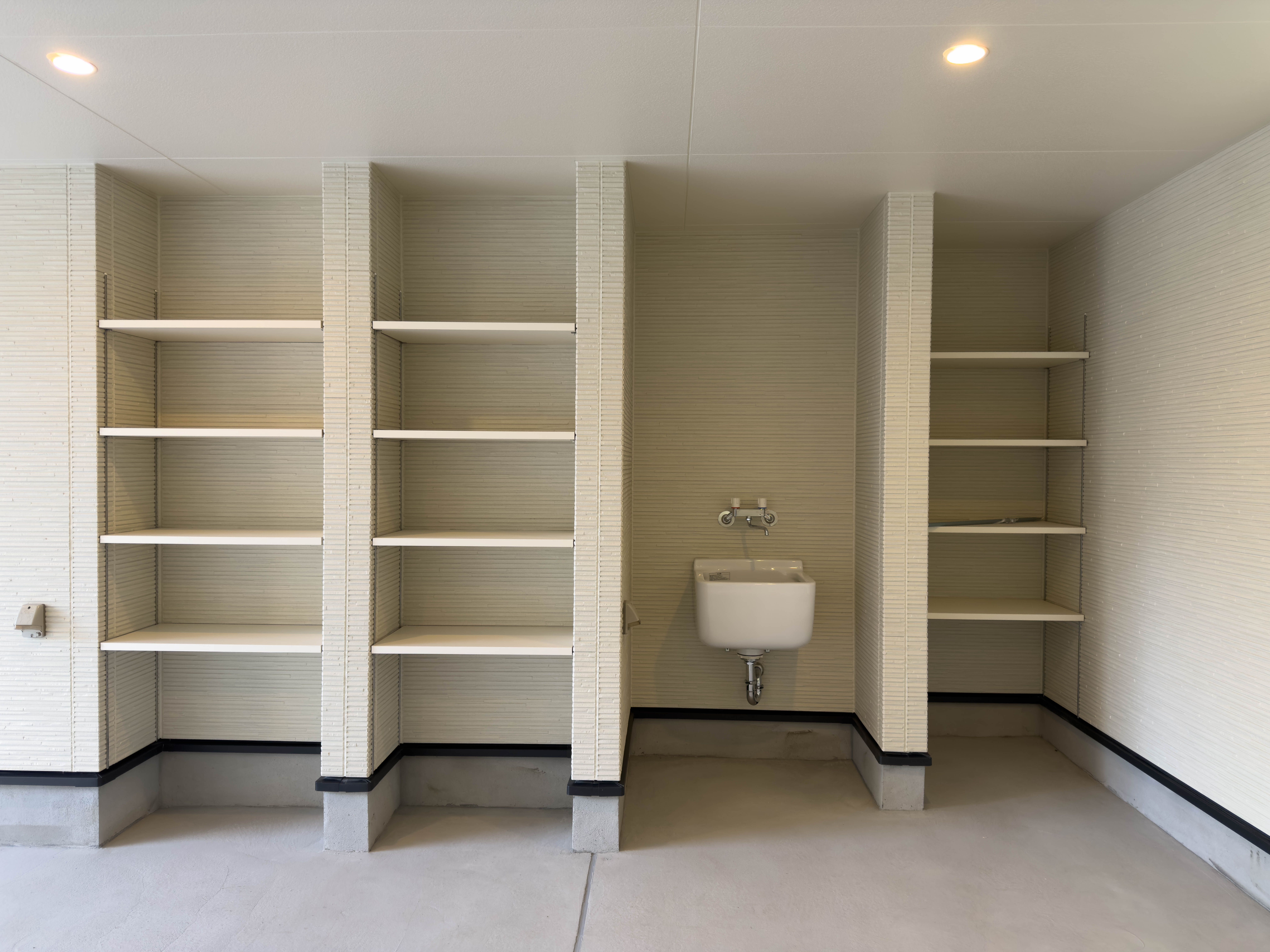 ガレージ内には豊富な収納棚
 loading=