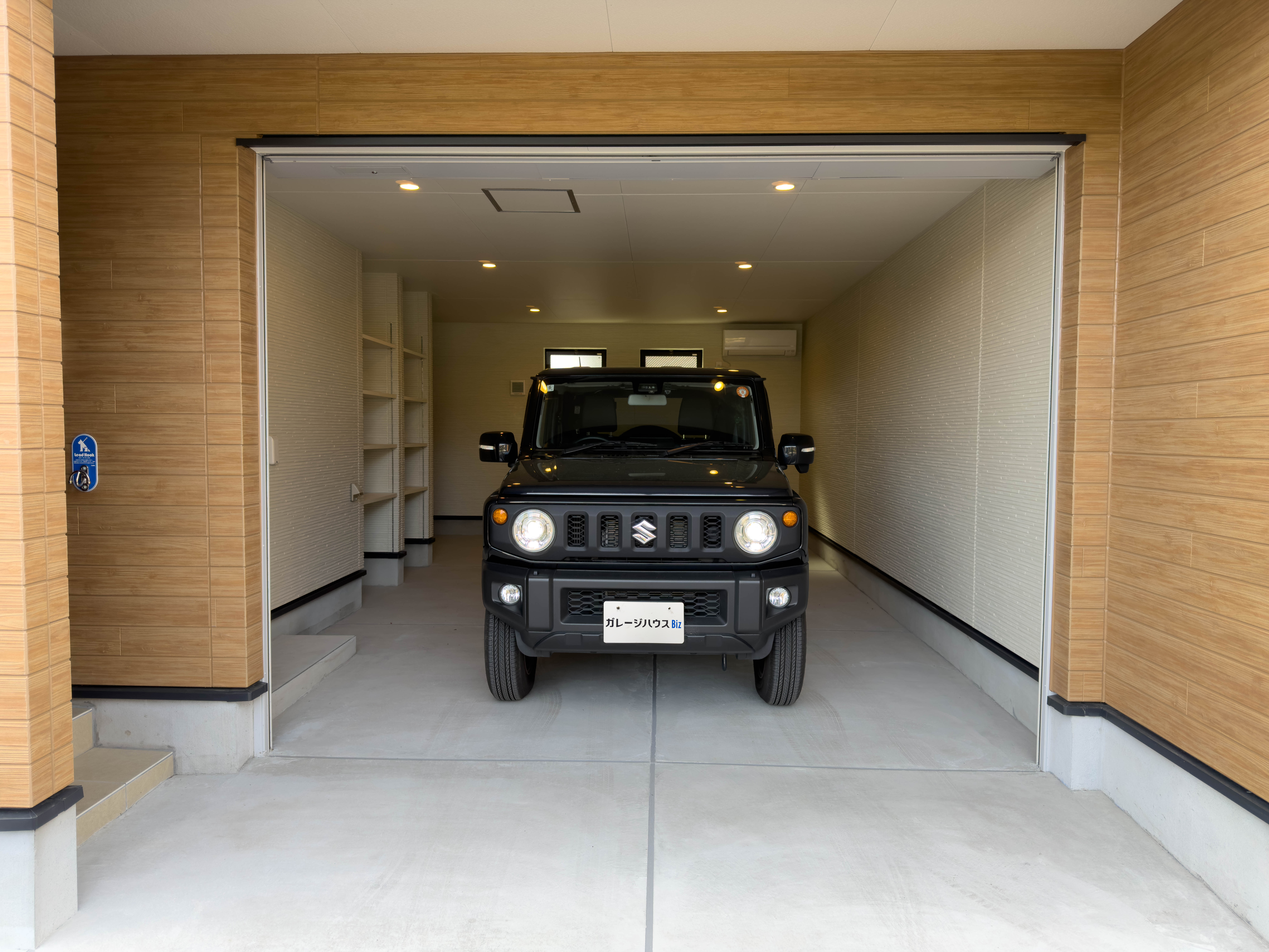 ガレージスペース内にジムニーを停車した様子。横幅にも余裕のスペース
 loading=