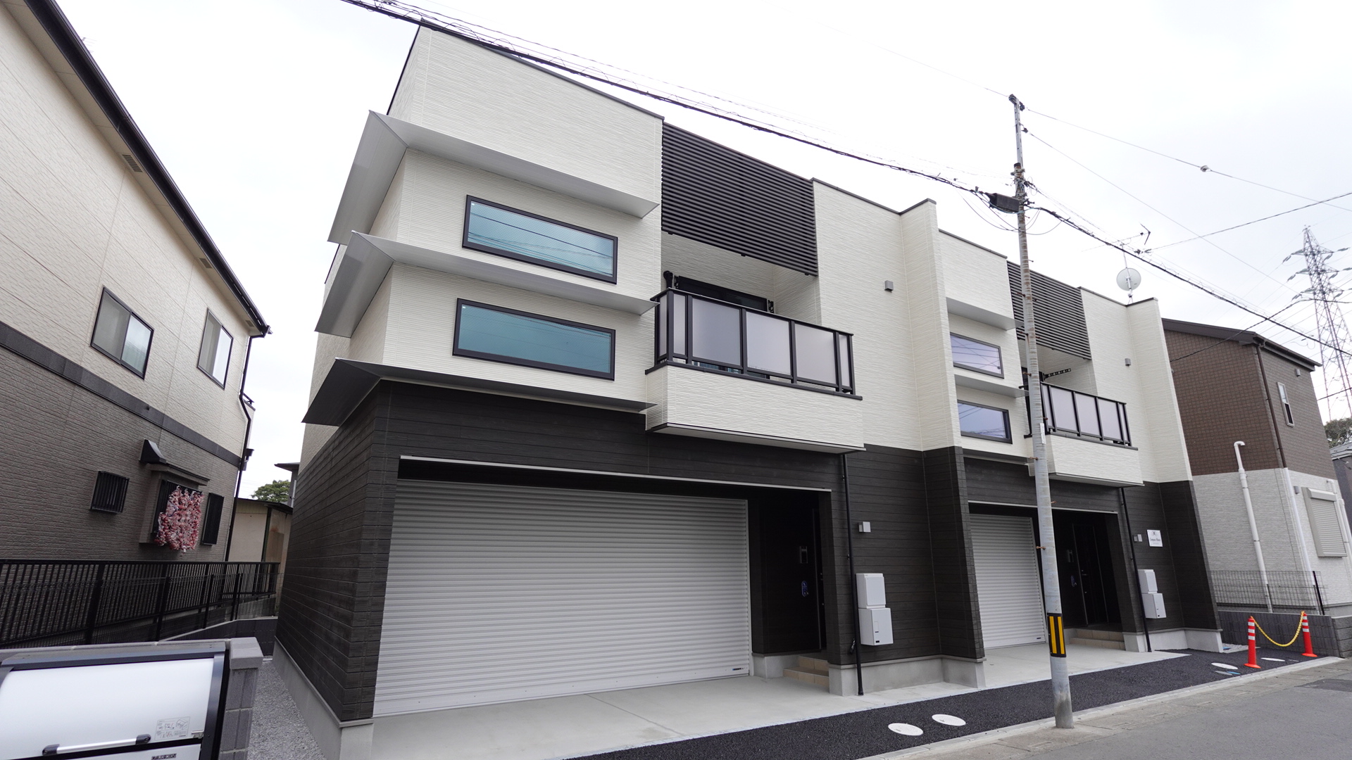 ガレージ内に並列駐車可能なガレージハウス② loading=