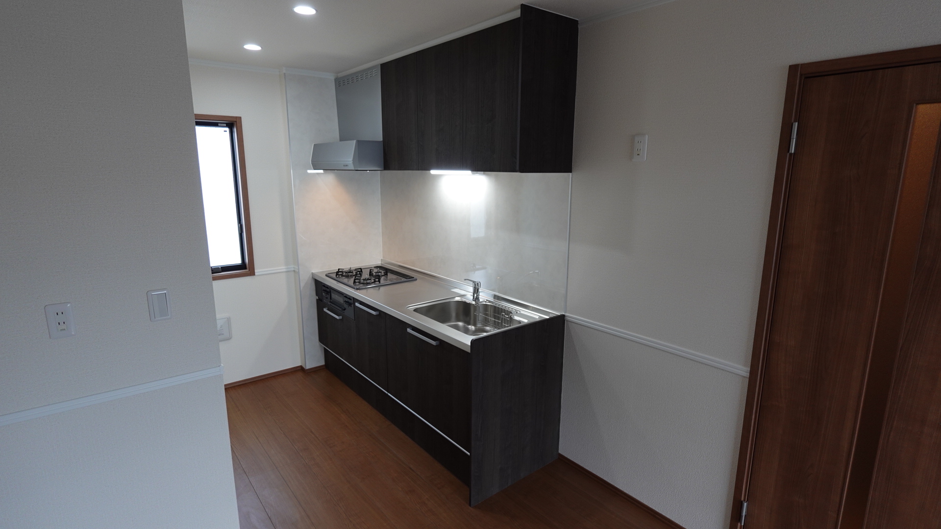 三ツ口コンロ付きのシステムキッチン loading=