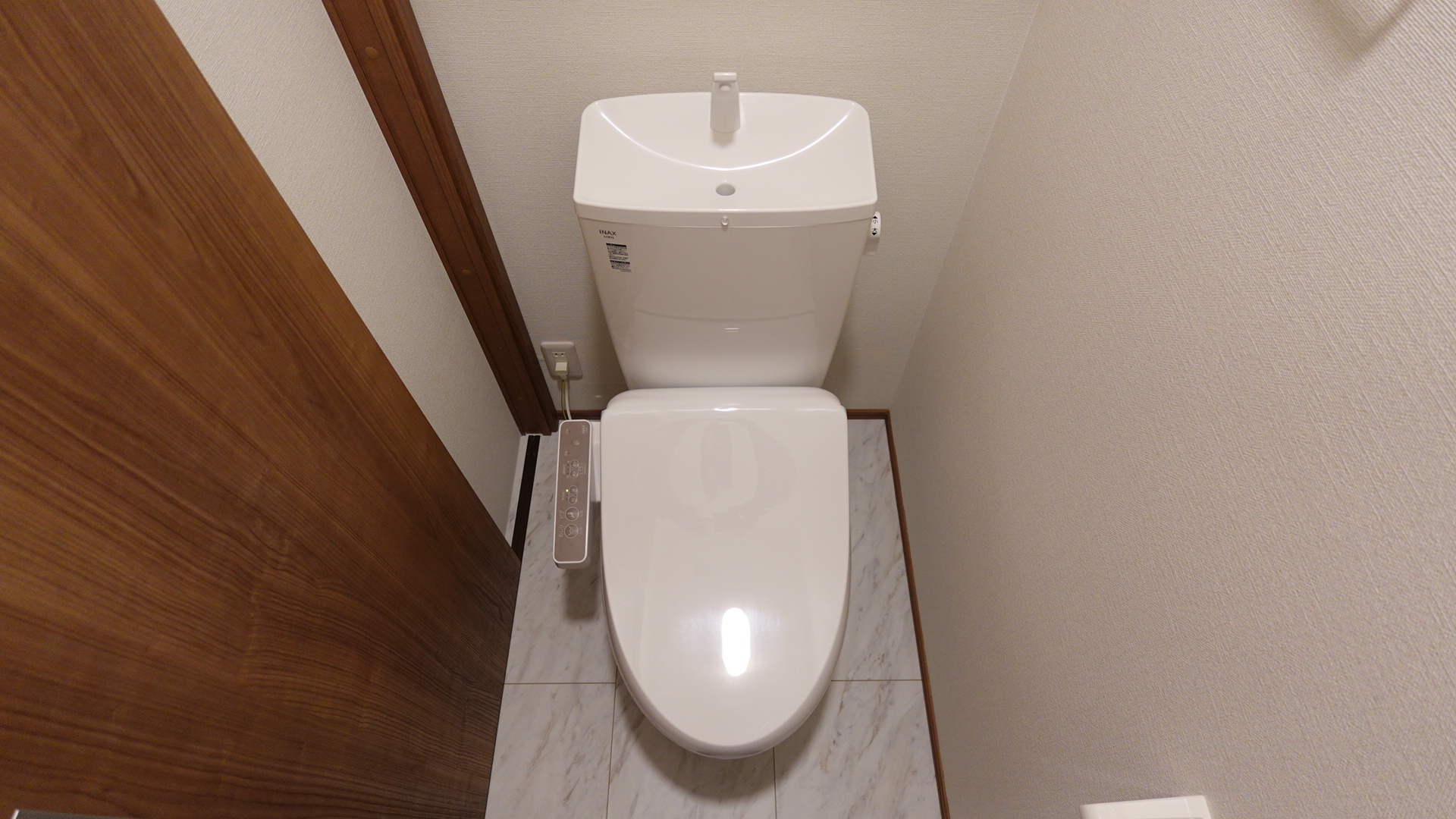 シャワートイレ付き loading=