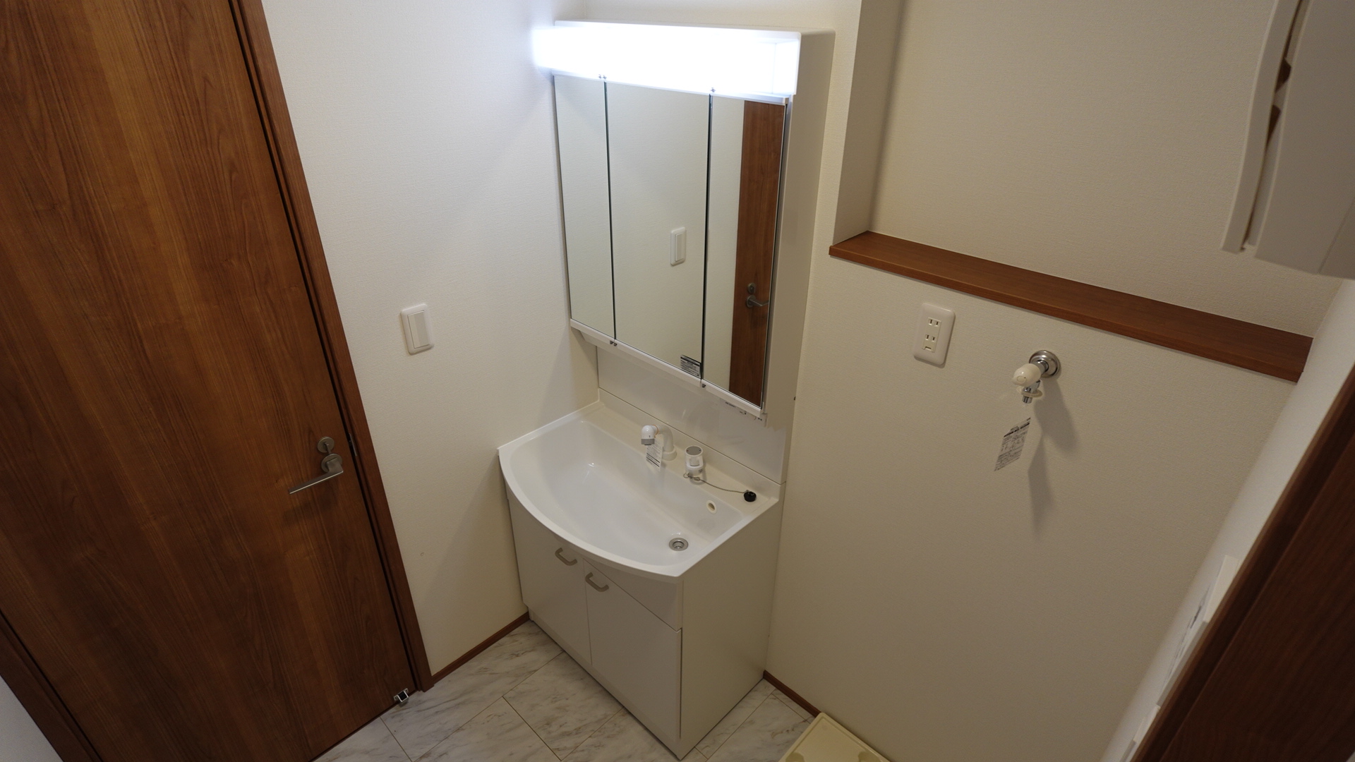 収納豊富な三面鏡の洗面化粧台 loading=