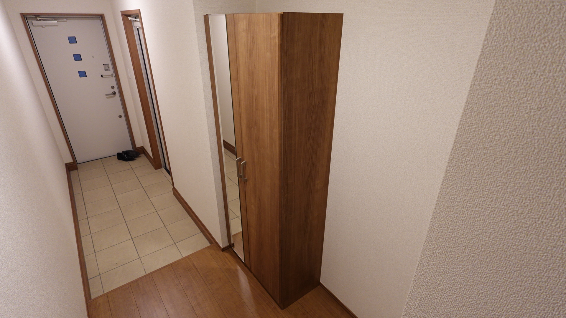 大型のシューズボックスを備える玄関 loading=