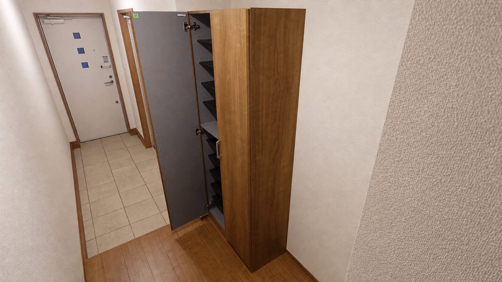大型のシューズボックスを備える玄関 loading=
