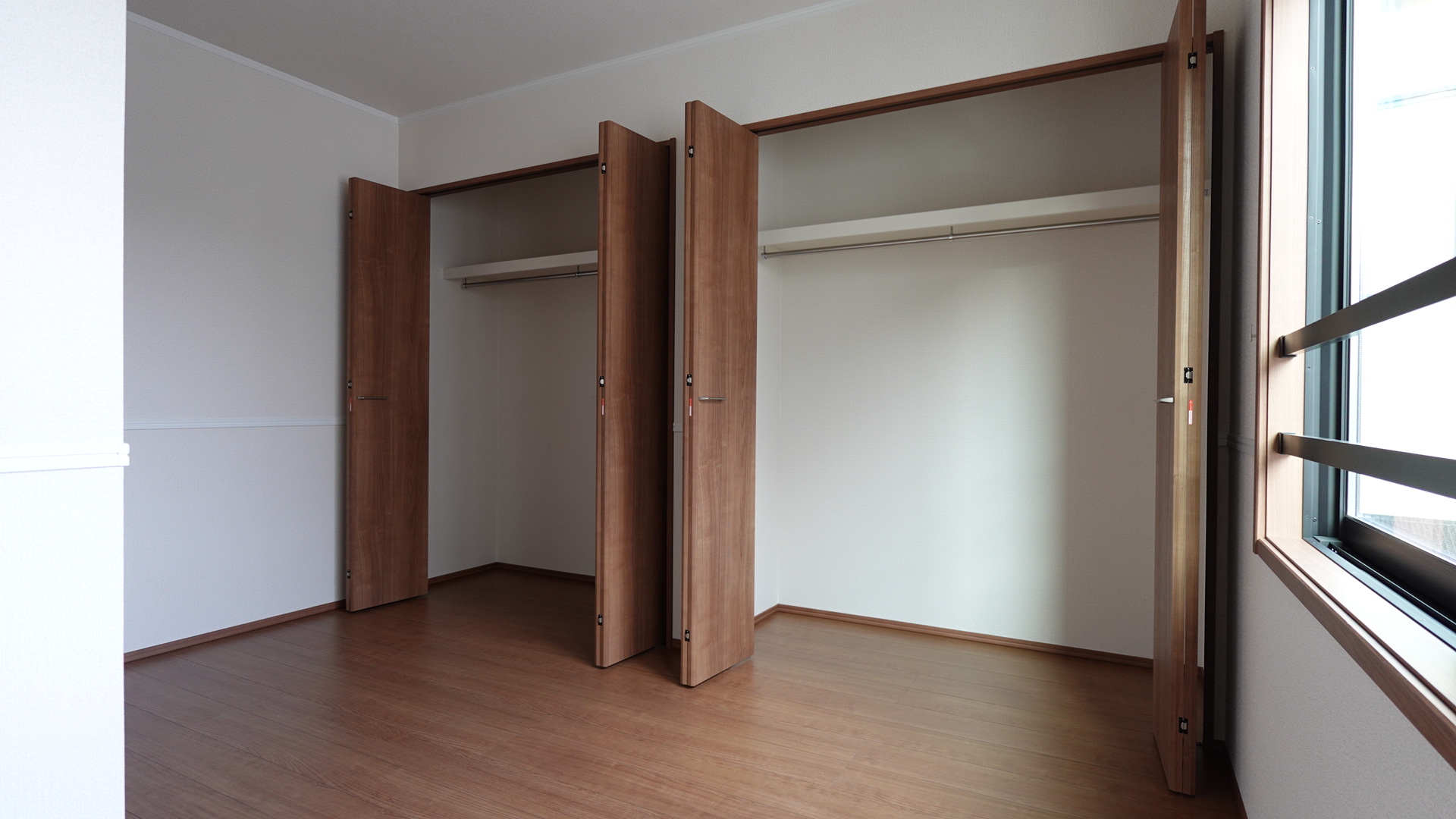 クローゼット内には収納棚とハンガーパイプ付き loading=