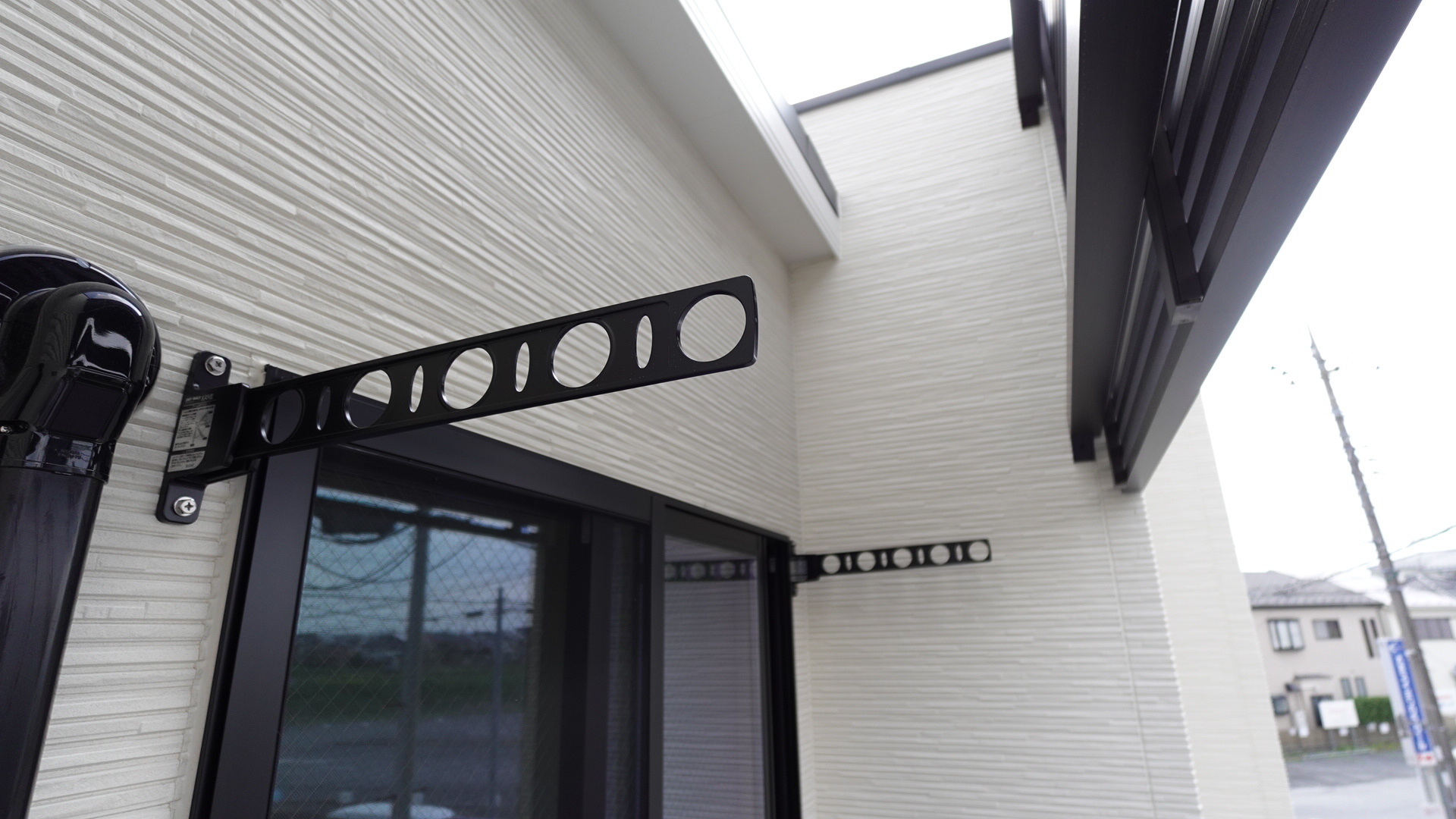 バルコニーには壁面物干し付き loading=