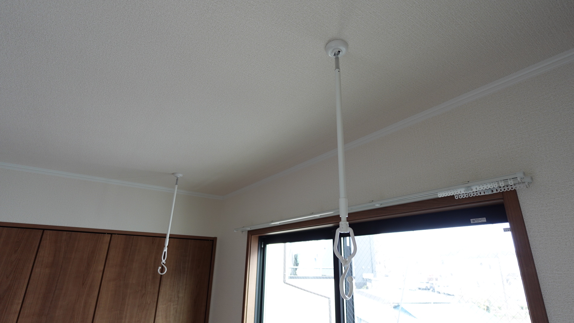 悪天候時だけでなく、花粉の季節も大活躍の室内物干し loading=