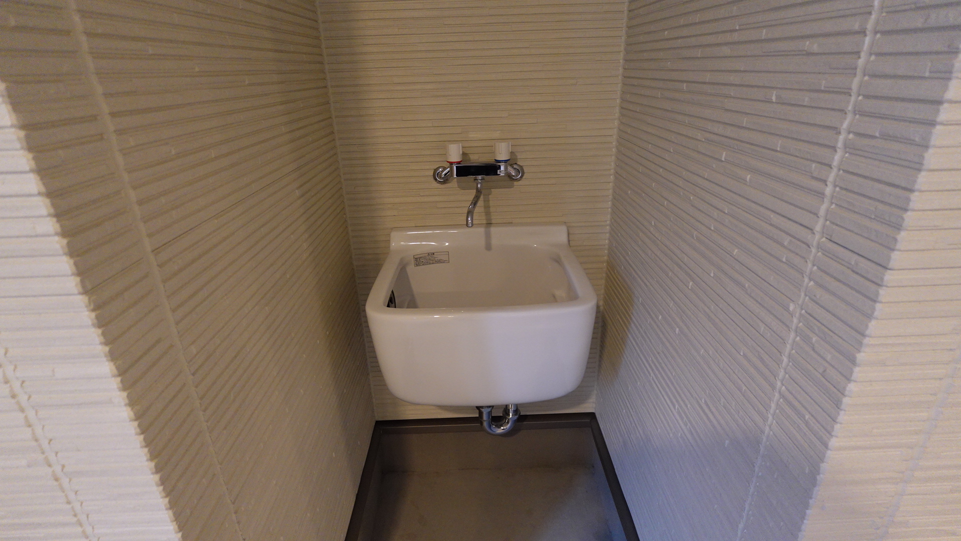 ガレージ内にあるマルチシンク（多目的流し） loading=