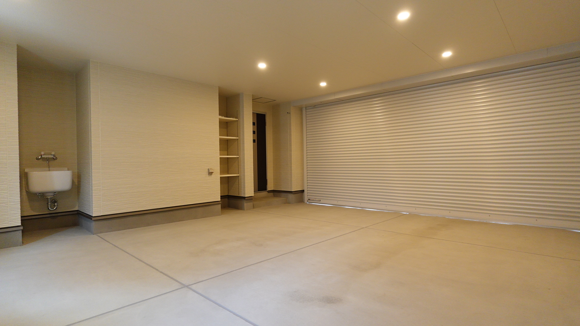 ガレージシャッターは横幅約5mあるので並列駐車可能 loading=