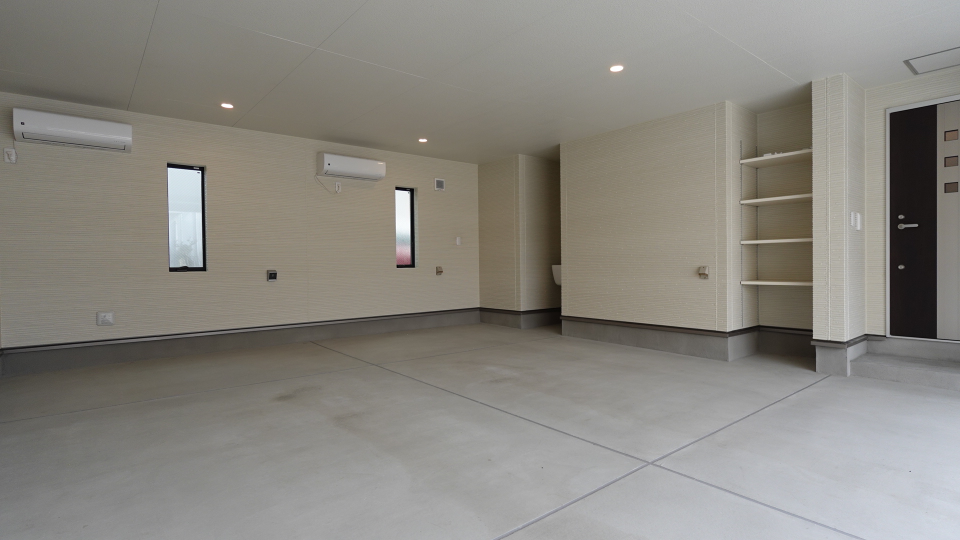 ガレージ内にはエアコン2台が標準装備 loading=