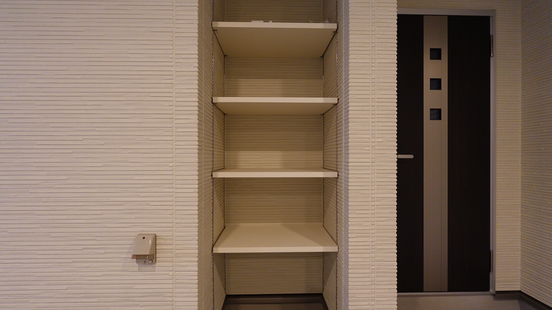 ガレージ内には収納豊富な可変棚が標準装備 loading=