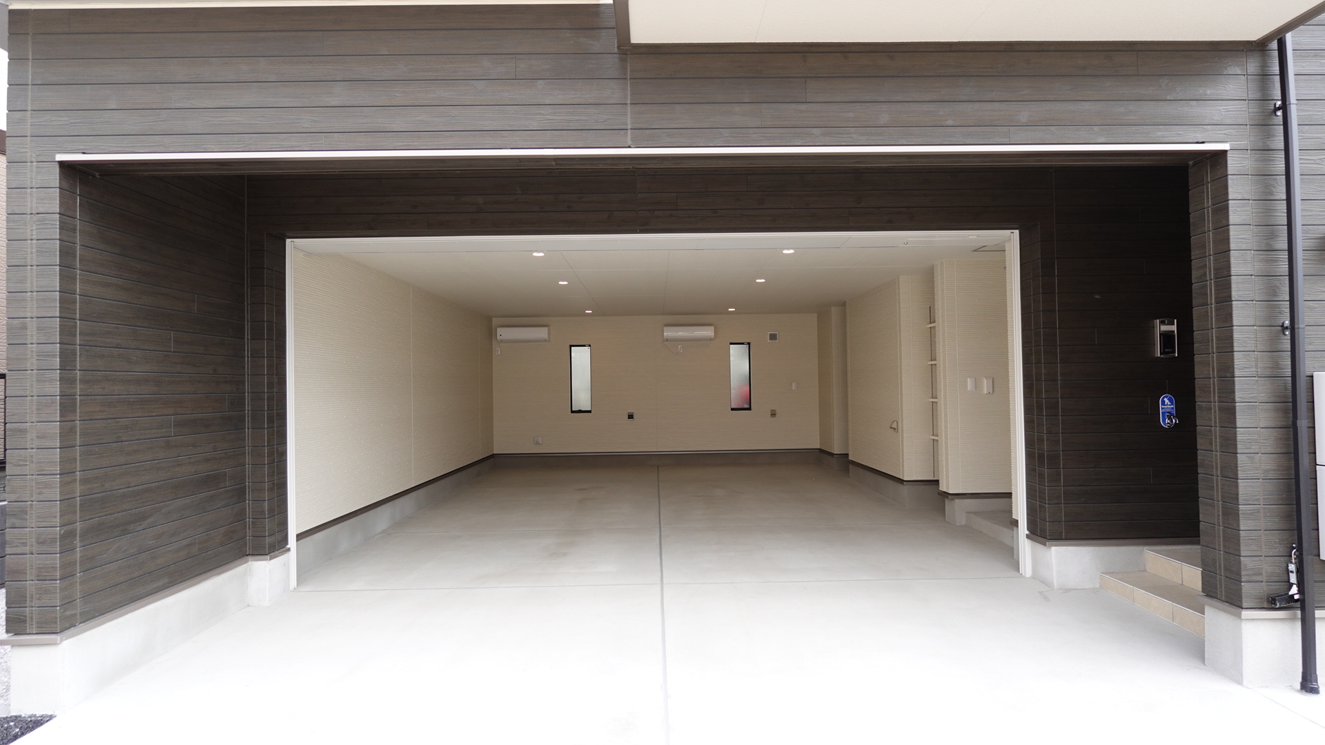 並列駐車可能なガレージスペース loading=