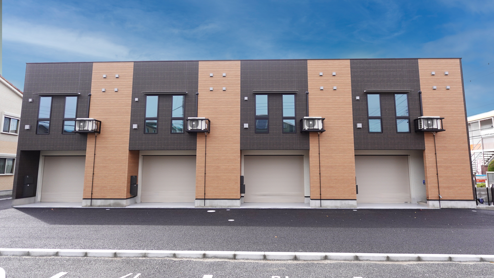 草加市吉町のガレージハウス「フレンド Liberte (リベルテ）」の外観② loading=