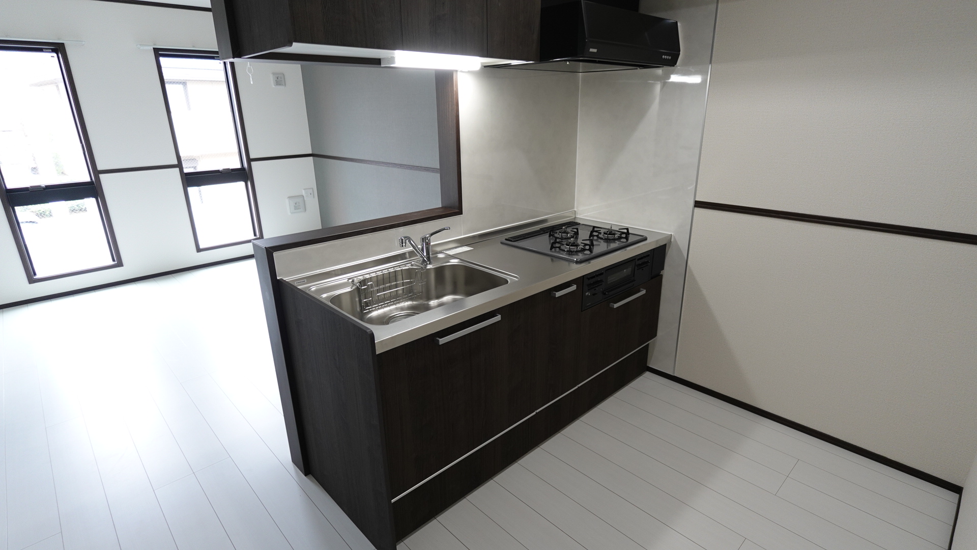 使い勝手の良いステンレストップのシステムキッチン
 loading=