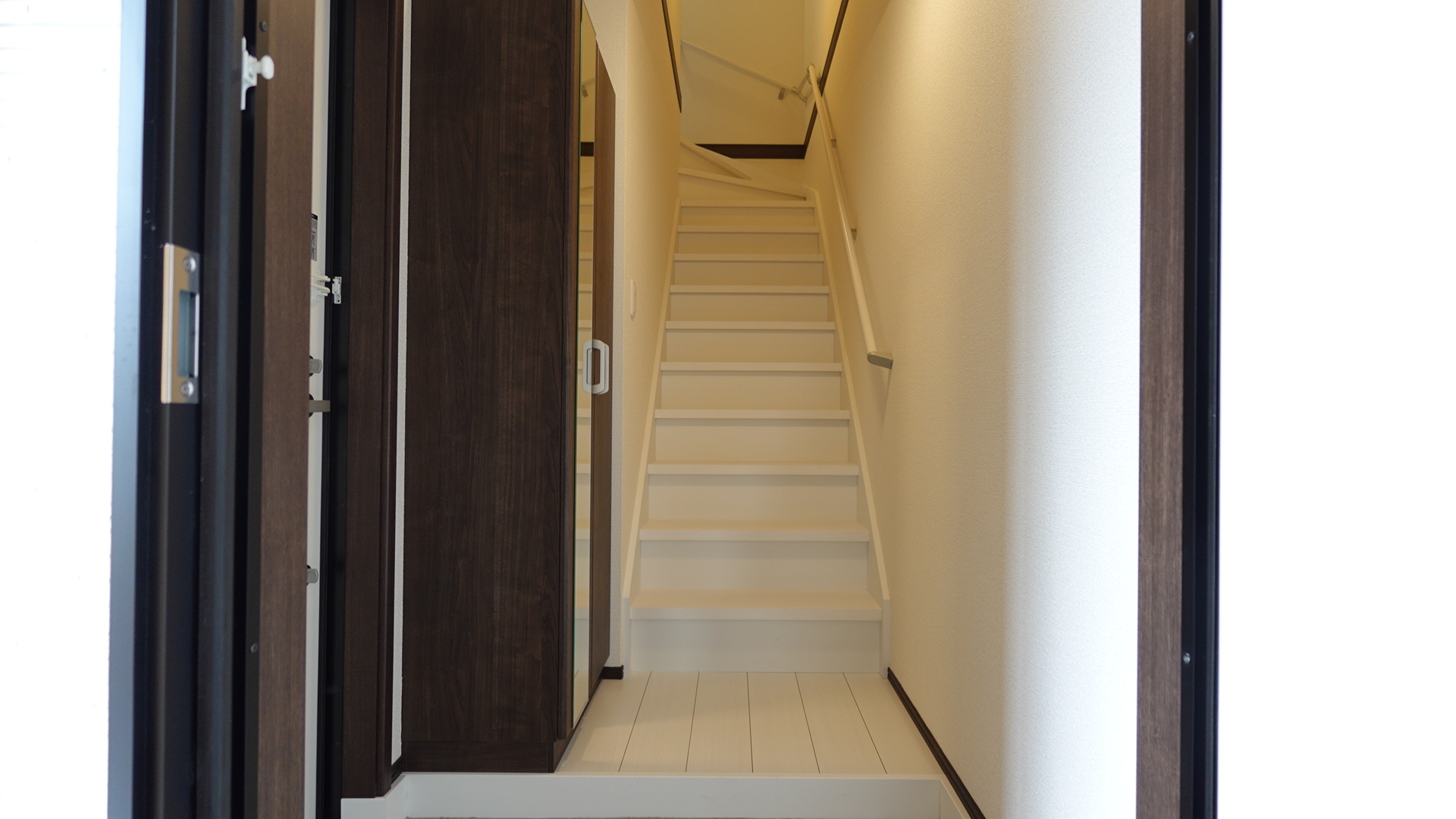 大型のシューズボックスのある玄関
 loading=