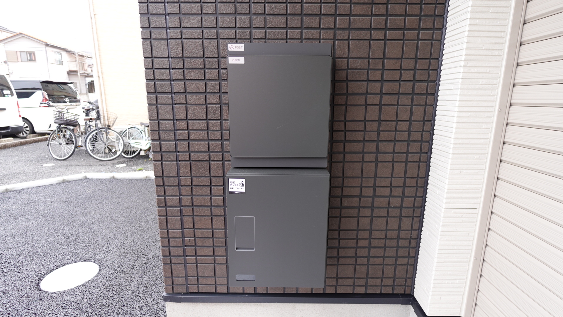 ネット社会の必需品の宅配ボックスは各戸に用意
 loading=