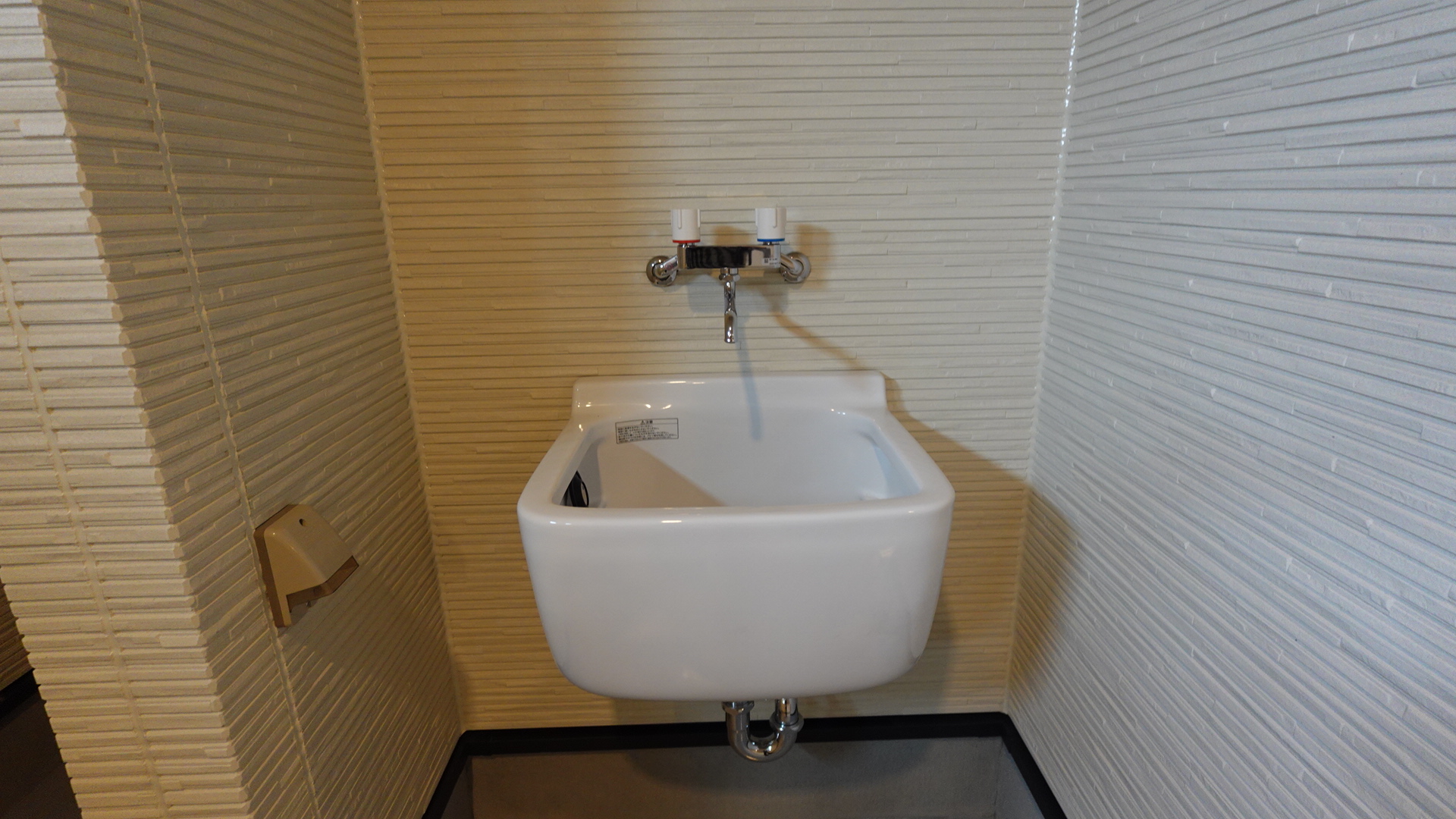 ガレージスペース内にあるお湯も出る混合栓付きのマルチシンク（多目的流し）
 loading=