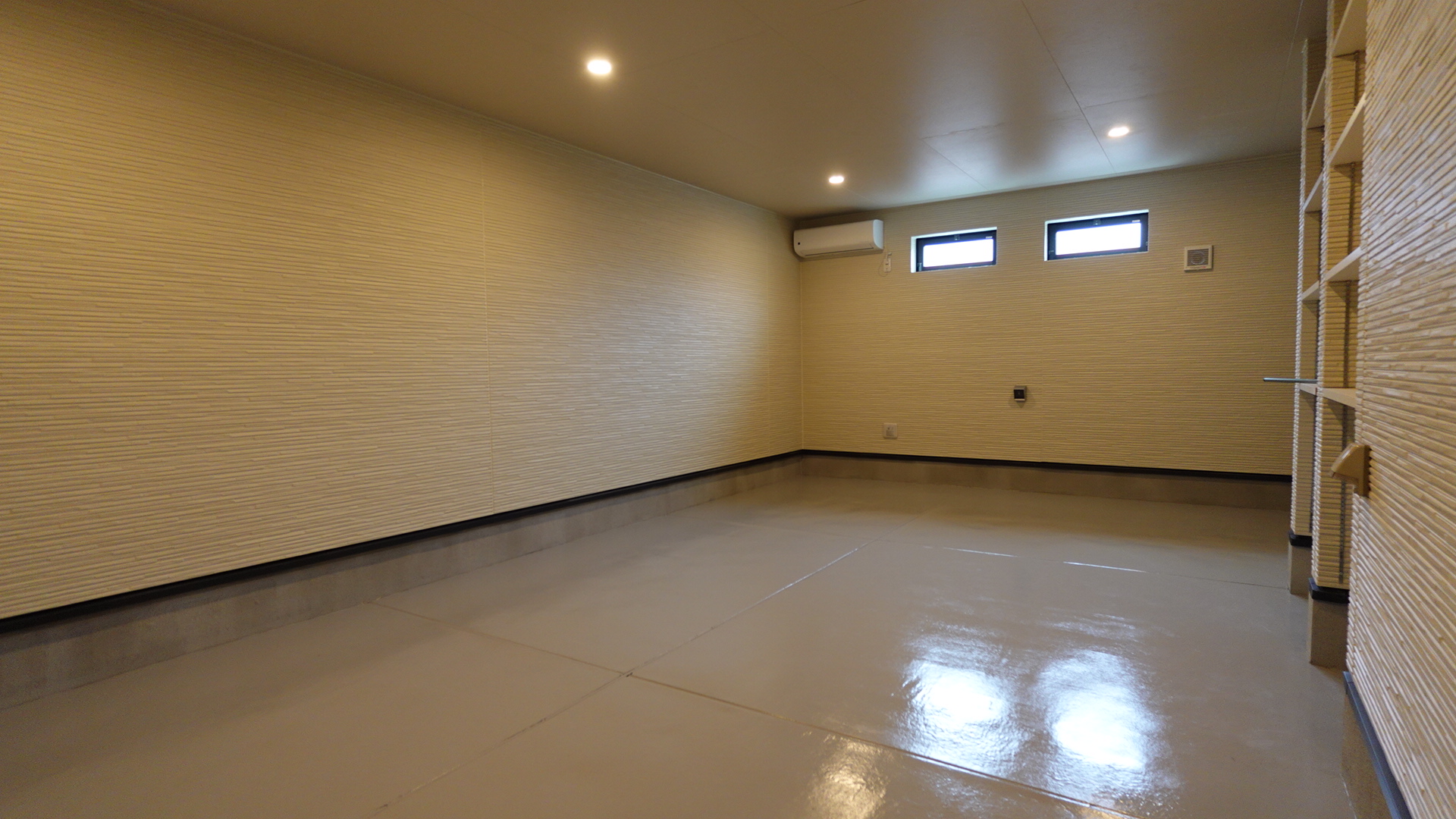 ガレージ内の横幅は約3.8mと余裕の広さ
 loading=