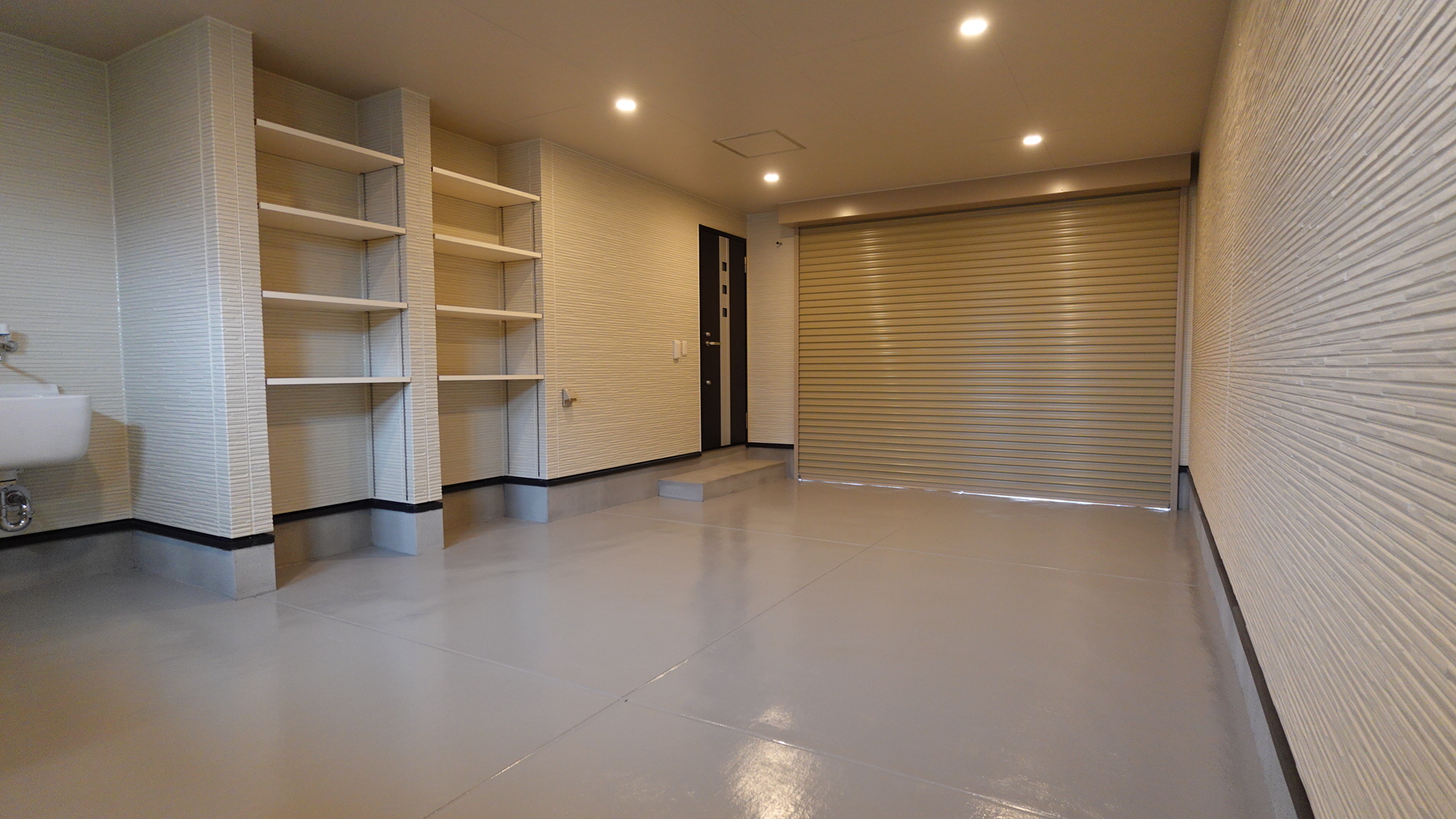 ガレージスペースの奥行は約6.8m
 loading=