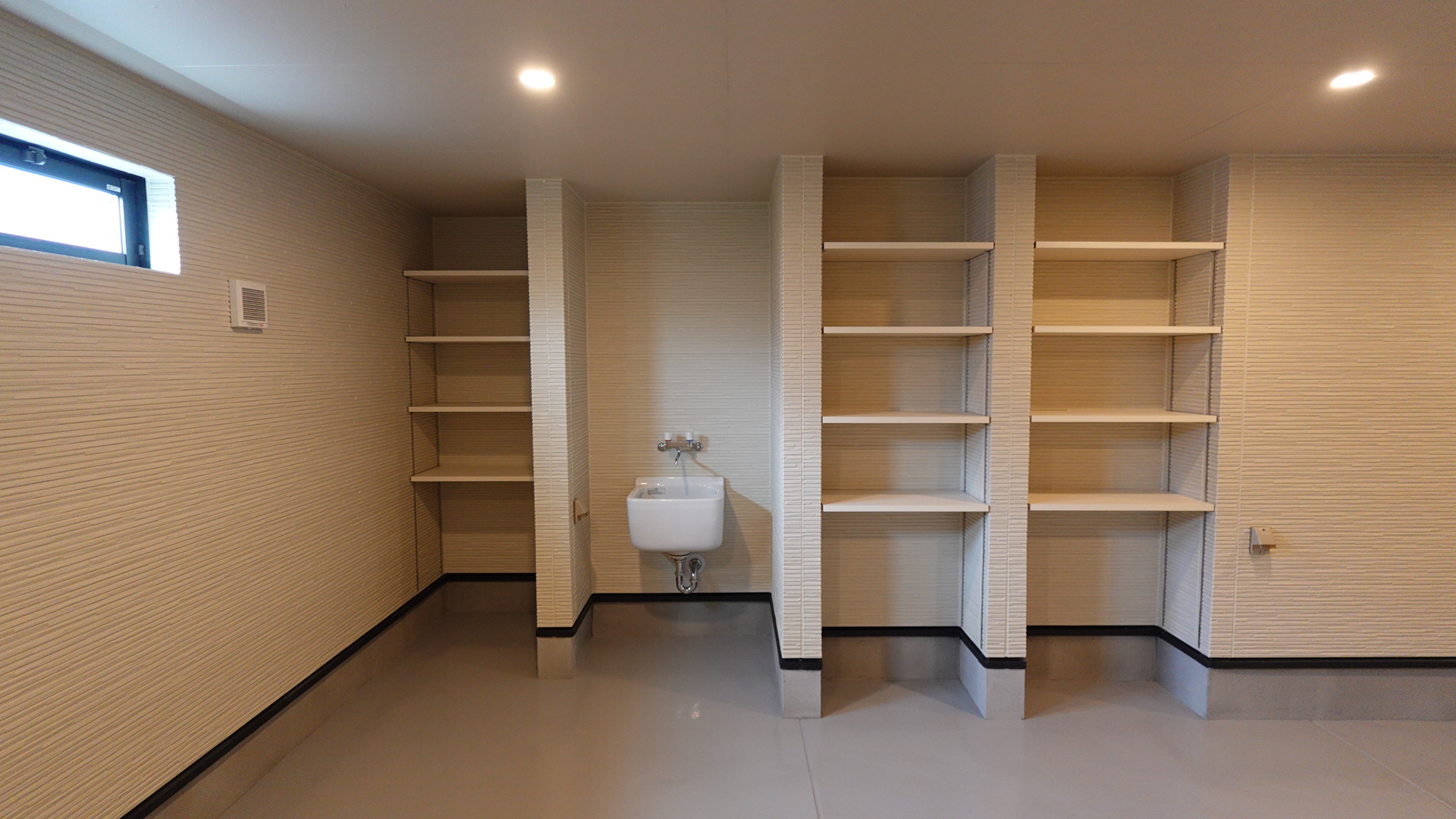 用途に合わせて棚の位置を変えられる便利な可変棚
 loading=