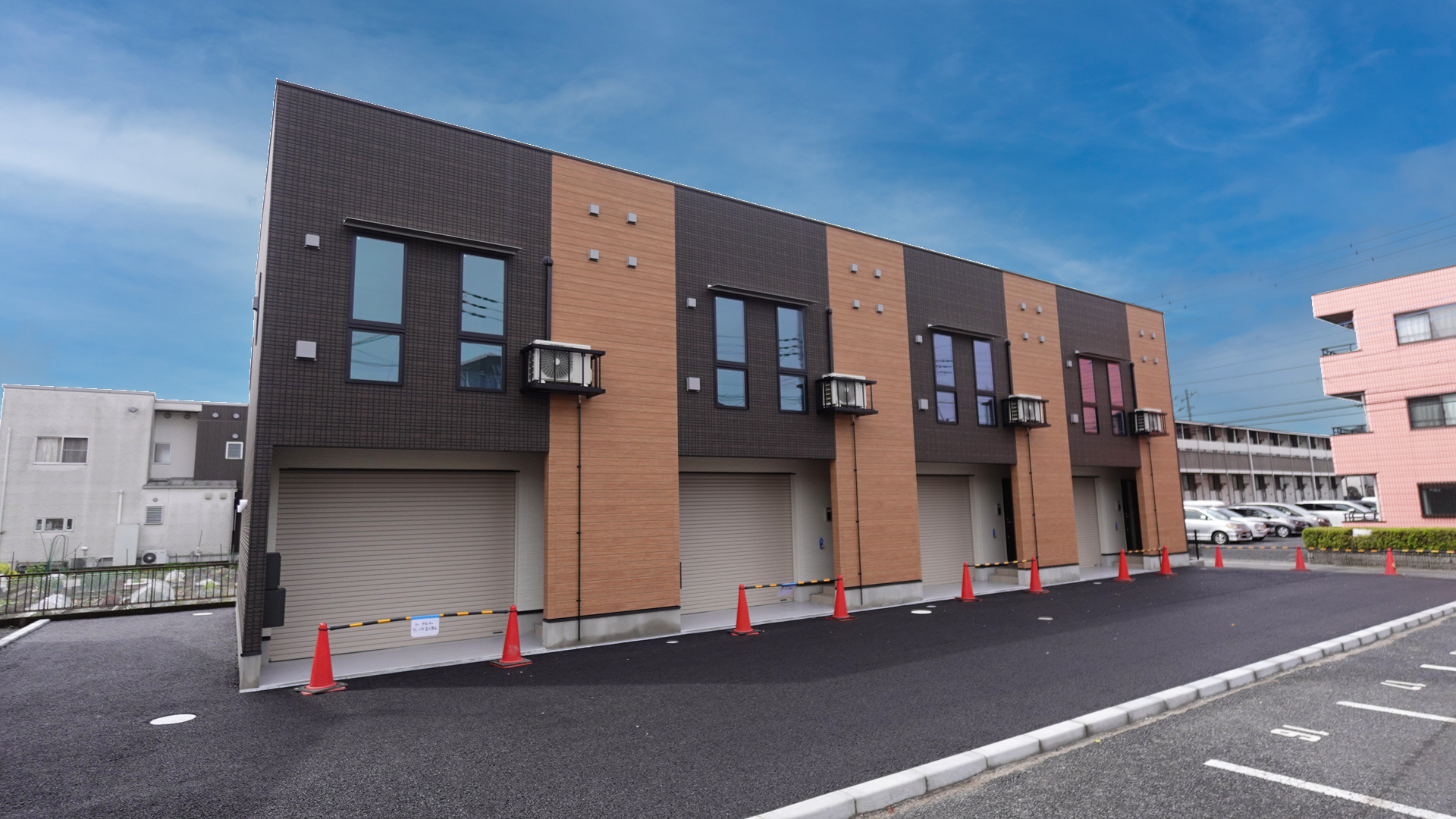 草加市吉町のガレージハウス「フレンド Liberte (リベルテ）」の外観③
 loading=